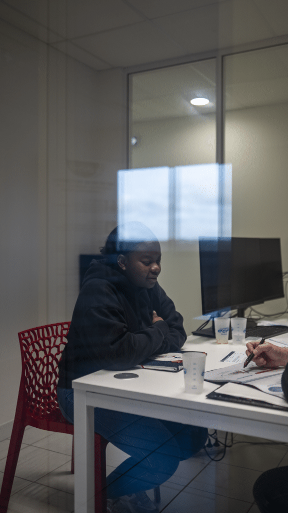 Tournage du recrutement d'une jeune femme en entretien d'embauche
