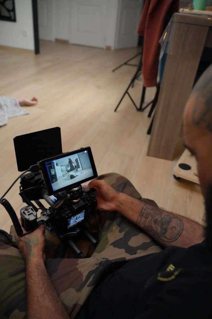 Caméraman filme avec une Sony Alpha α7S III et un moniteur FeelWorld 4K affichant une scène de tournage.