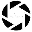 Logo Akili Pictures SAS : une ouverture de diaphragme d'appareil photo blanche sur fond noir, avec le texte blanc Akili Pictures SAS au centre.