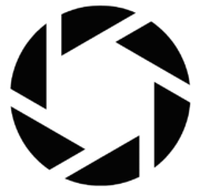 Logo Akili Pictures SAS : une ouverture de diaphragme d'appareil photo blanche sur fond noir, avec le texte blanc Akili Pictures SAS au centre.