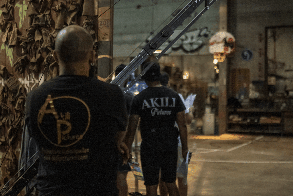 Tournage d'une scène d'un film produit par Akili Pictures