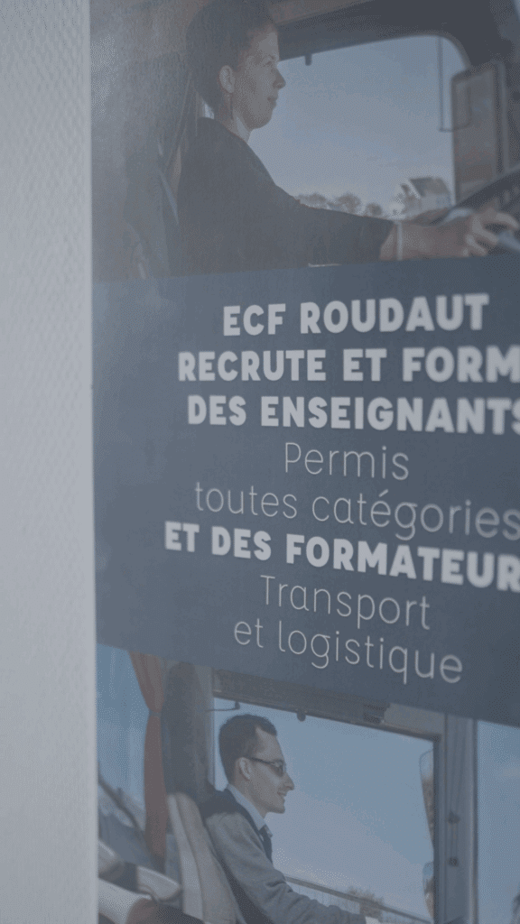 Affiche ECF ROUDAUT: recrute et forme enseignants et formateurs (permis toutes catégories, transport, logistique). Deux personnes souriantes au volant.